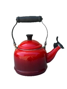 Le Creuset Classic Whistling Tea Kettle Teapot Lid 1.1L 1.25Qt Enamel Red Ombre - Picture 1 of 10