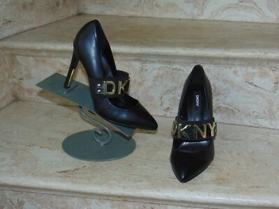 Tacones de tacón de aguja DKNY Genevieve negros y dorados deletreados punta - talla 7,5 Foto 1 de 4