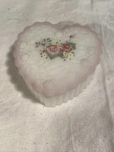 FENTON Heart Floral White Satin Glass Trinket Box~Artist signed McCormick - Picture 1 of 7
