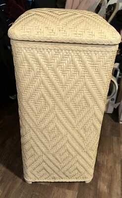 Cesta de mimbre tejida vintage de mediados de siglo Redmon para ropa de lavandería Foto 1 de 4