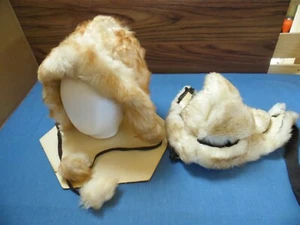 2 De Colección Para Mujer Piel de Cordero Real Sombrero de Invierno Ajustado Hecho en Italia Borlas Pompones - Imagen 1 de 12
