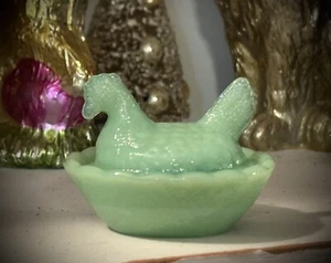 PEQUEÑO Juego de gallina de pollo de vidrio verde jadeíta en nido solo 2 1/2" EXCELENTE ESTADO - Imagen 1 de 22