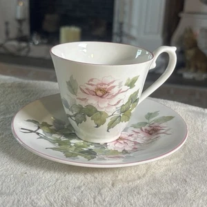 Taza y platillo Royal Kendal con delicadas flores y adornos rosas - Imagen 1 de 9