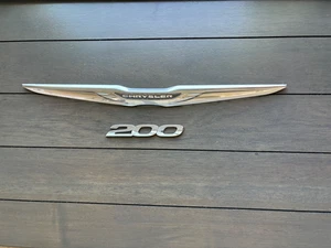 Chrysler 200 2015-2017 sedán tapa del maletero trasero emblema insignia logotipo símbolo OEM - Imagen 1 de 1
