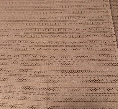 Tela acolchada marrón cuarto de grasa 18x22" con delicado patrón de rayas punteadas para Foto 1 de 4