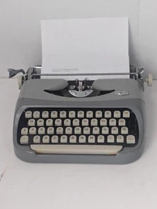 Macchina da scrivere portatile manuale Royal Royalite vintage - Foto 1 di 10