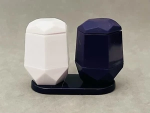 Delta Airlines Salt & Pepper Alessi Hexagon - Color Azul y Blanco - Imagen 1 de 4