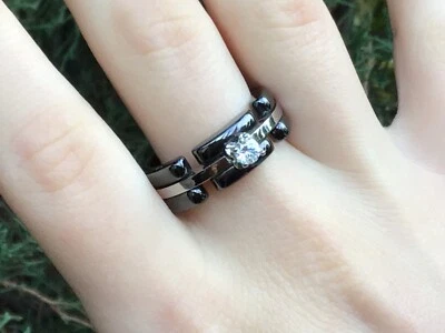 Anillo único de acero inoxidable de cerámica negra para mujer con circonita cúbica talla 9 Foto 1 de 4