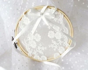 Porte alliances en dentelle blanche sur tambour à broder en bois perles et ruban - Imagen 1 de 3