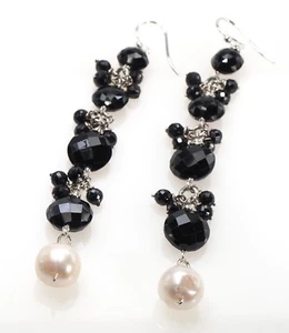 Pendientes colgantes de plata con racimo de perlas blancas y de ónix negro facetado con piedras preciosas - Imagen 1 de 5