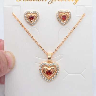 Conjunto de joyas pendientes y colgantes de topacio rojo relleno de oro de 18 quilates con corazón de amor para mujer Foto 1 de 4