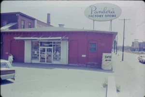 Diapositiva 35 mm de colección años 60 - Pandora Factory Store, Manchester, New Hampshire - Imagen 1 de 1