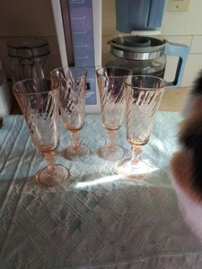  MCM Set aus 4 Vintage französischen rosa Wirbel geriffelten Weingläsern von Luminarc oder Arcoroc. - Bild 1 von 3