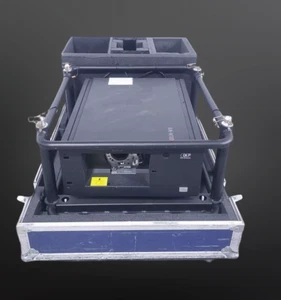Barco RLM-W8 WUXGA 8000 Lumen 3DLP w/ RLD-W 1.47-1.78 lens & Accessories, Case - Picture 1 of 9