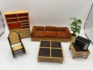 Vintage Tomy kleinere Häuser Wohnzimmer Puppenhaus Lot Fernsehtische Abschnitt Wippe - Bild 1 von 1