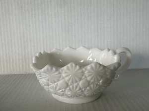 Fostoria Gänseblümchen & Knopf Milchglas quadratisch Henkel Windel Süßigkeiten Schale Vintage - Bild 1 von 10