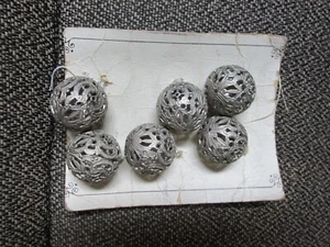 "6 -METAL FILIGREE BALL BUTTONS" -VINTAGE- 1 INCH - MINI ORNAMENTS?- NEW ON CARD - Picture 1 of 1