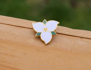 Weiße Trillium Grandiflorum Blume goldfarben Metall & Emaille Anstecknadel Pinback - Bild 1 von 2