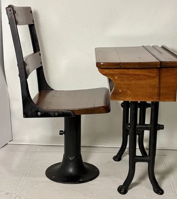 Escritorio y silla de casa escolar del siglo XIX con base de hierro fundido de roble macizo tapa abatible Foto 1 de 4
