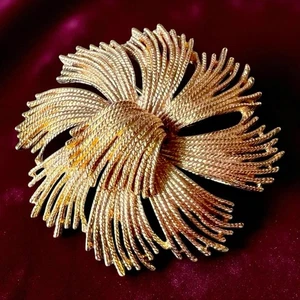 Monet Cornelia Brosche goldfarben Feuerwerk geplatzt signiert Vintage Buchstück - Bild 1 von 10