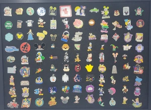 Enorme lotto spille Disney • 103 spille con retro • Topolino nascosto, eventi, LE, commercianti - Foto 1 di 9