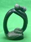 Sculpture en pierre de fer 8 pouces abstraite africaine embrassant couple vintage