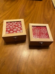 2 petites boîtes à bijoux en bois 4" x 4" x 2" avec fenêtre insert fleurs - Photo 1/10