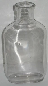 Botella de vidrio transparente rectangular vintage boticario utilería jarrón granero excavación vertedero encontrar - Imagen 1 de 6