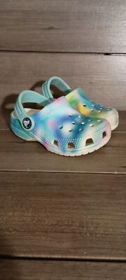 Crocs 木屐儿童男女通用尺寸 C7 大理石领带染料 207588 标志性舒适带肩带 — 第 1/4 张图片