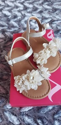 金色金属学步儿童凉鞋,尺寸 6T — 第 1/2 张图片