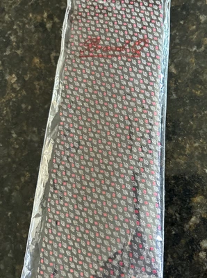 Corbata de microfibra marca Q y cuadrado de bolsillo negro con tonos plateados y rojos nueva con etiquetas Foto 1 de 4