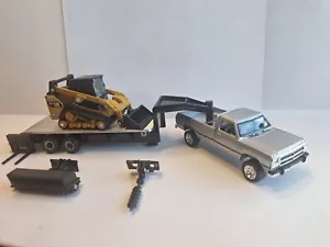 Dodge Ram D250 1992 1/64 con remolque y carga compacta Cat 297D2 sobre orugas - Imagen 1 de 2