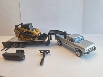 Dodge Ram D250 1992 1/64 con remolque y carga compacta sobre orugas Cat 297D2 Foto 1 de 2