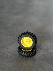 Pneumatici trattore 1/64 Farm custom scratch FWA 380/80R38 cerchi gialli (1 paio) - Foto 1 di 3