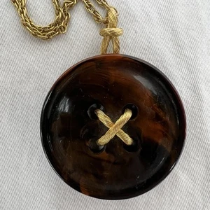 Colgante en forma de botón Lucite marrón 1960 firmado corona Trifari cadena de oro tortuga - Imagen 1 de 8