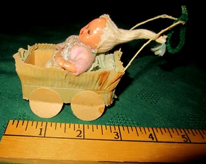 Muñeca bebé celuloide de colección Italia con papel crepé cartón bebé buggie adorno de Navidad - Imagen 1 de 18