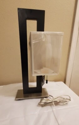 J. Lámpara de mesa contemporánea de metal rectangular negra y crema Hunt Home.  Foto 1 de 4