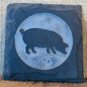 Maiale in ardesia inciso in cerchio 6 x 6 grigio - Foto 1 di 2