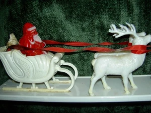 Vintage 1950 Kunststoff "Santa’s Rentier SLED" Weihnachtsmann im Schlitten, Rentier & Rudolph - Bild 1 von 24