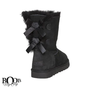 BOTAS CLÁSICAS UGG BAILEY BOW II GAMUZA NEGRA PIEL DE OVEJA TALLA US 10/UK 8/EU 41 NUEVAS - Imagen 1 de 6