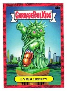 Tarjeta promocional Garbage Pail Kids 2022 NYCC LYDIA LIBERTY ROJA RARA SE VA DE VACACIONES - Imagen 1 de 2