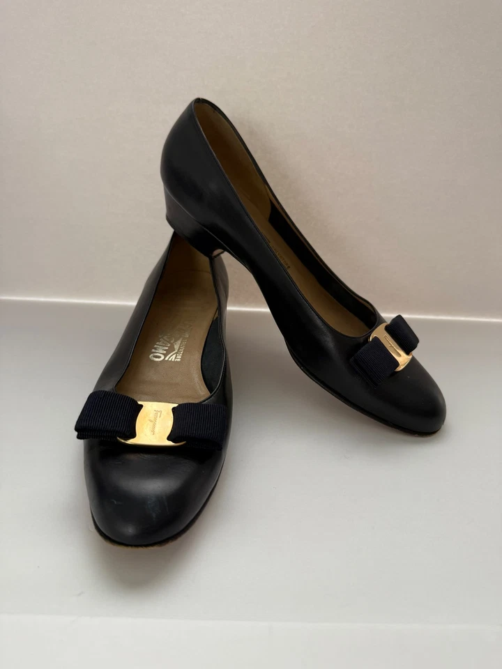 SALVATORE FERRAGAMO Tacones Clásicos Lazo Cuero Azul Marino 8 AA Foto 1 de 4