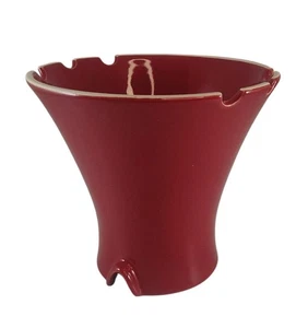 Jarrón acanalado vintage de cerámica roja con borde con muescas y agujero central - Imagen 1 de 8