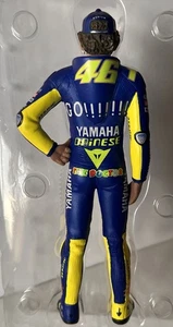Minichamps 1/12 Valentino Rossi Standing Figurine Moto GP 2005 3120500246 - Picture 1 of 6