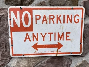 Authentisches Vintage "NO PARKING ANYTIME" 2-seitiges Metall-Straßenschild im Ruhestand 12 Hx18 B - Bild 1 von 8