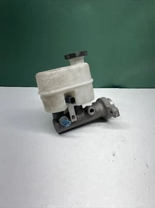 Brake Master Cylinder Opt. JL4 OEM 09 10 11 12 13 Sierra Silverado 1500 5.3L 4WD - Picture 1 of 7