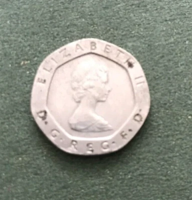 1982 UK CROWNED ROSE TWENTY PENCE COIN KM#931 - Image 1 of 2