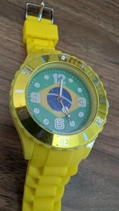 Gelbe Quarzuhr mit Brasilien Flagge - sportliches Silikonarmband, drehbare Lünette - Bild 1 von 11