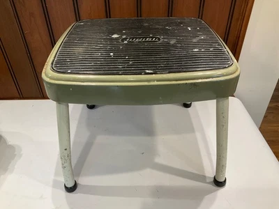 "Taburete vintage de metal de mediados de siglo COSCO de un solo paso 12x11x10"" verde aguacate" Foto 1 de 4