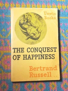 Bertrand Russell's The Conquest of Happiness (Unwin Books, 1964) Rare Paperback - Foto 1 di 11